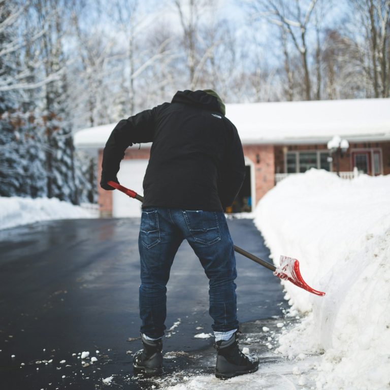 Winterdienst Nürtingen – Schneeräumen auf einem Gehweg